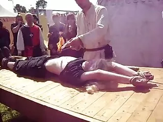 ჭეშმარიტი ანალიზი ქლოე ჩერის აქვს მჭიდრო ვირი გაშლილი