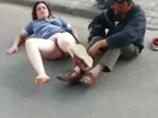 ვერონიკა ვეგა ეშმაკობს მის უზარმაზარ მამლის მამინაცვალს
