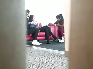 ორი ქერა შთანთქავს უზარმაზარ მამალს
