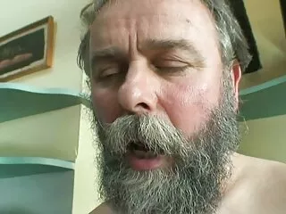 განსაცვიფრებელი ქერა ტარტი დადის სქელ შახტზე